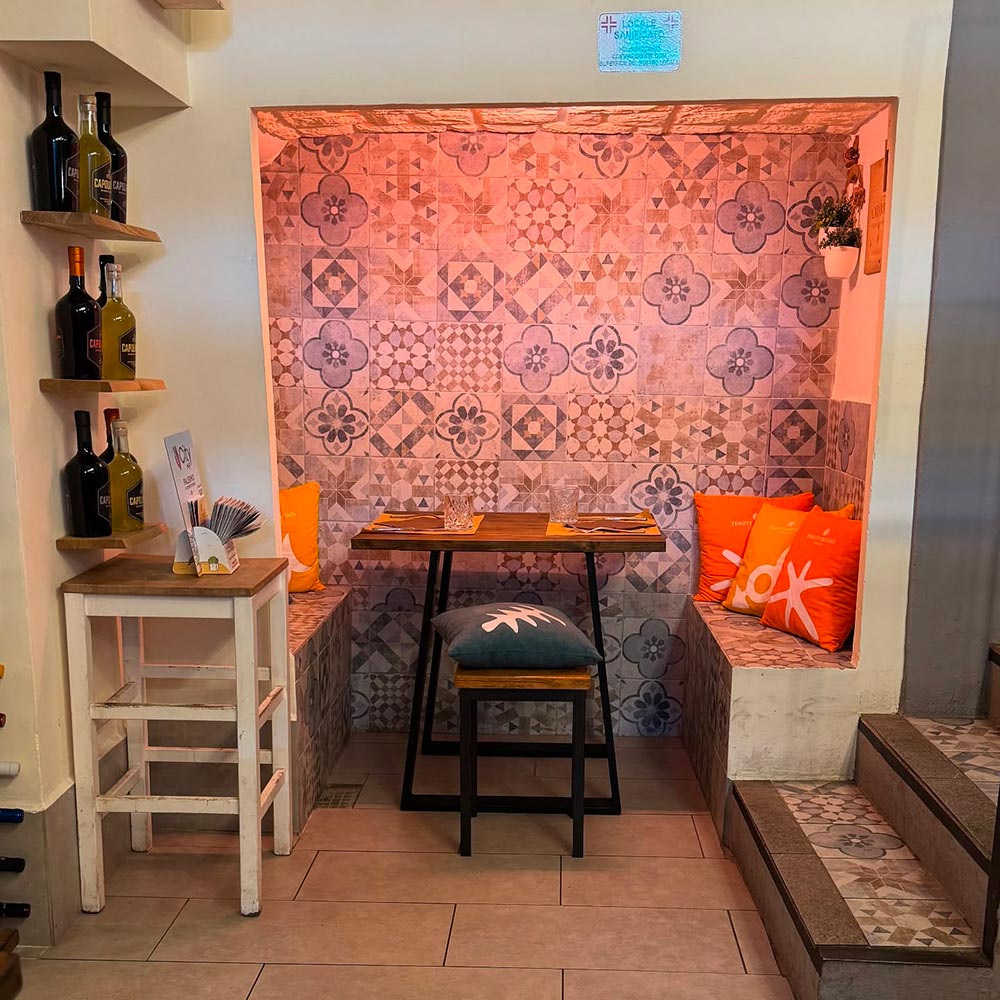 Enosteria_Sicula_Ristorante_Centro_Palermo_Enoteca_Cucina_Siciliana_Dettaglio_Tavolo