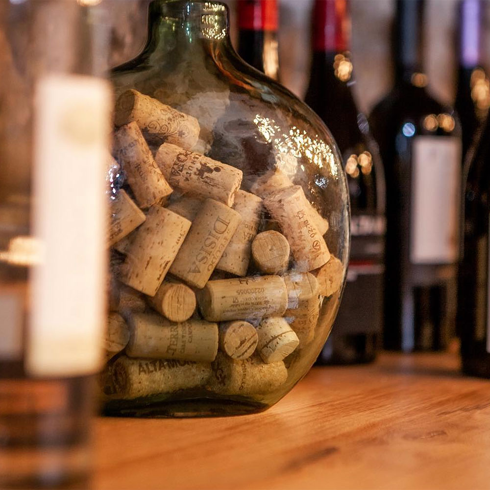 Ristorante_Palermo_Centro_Enosteria_Sicula_Dettaglio_Tappi_Vino