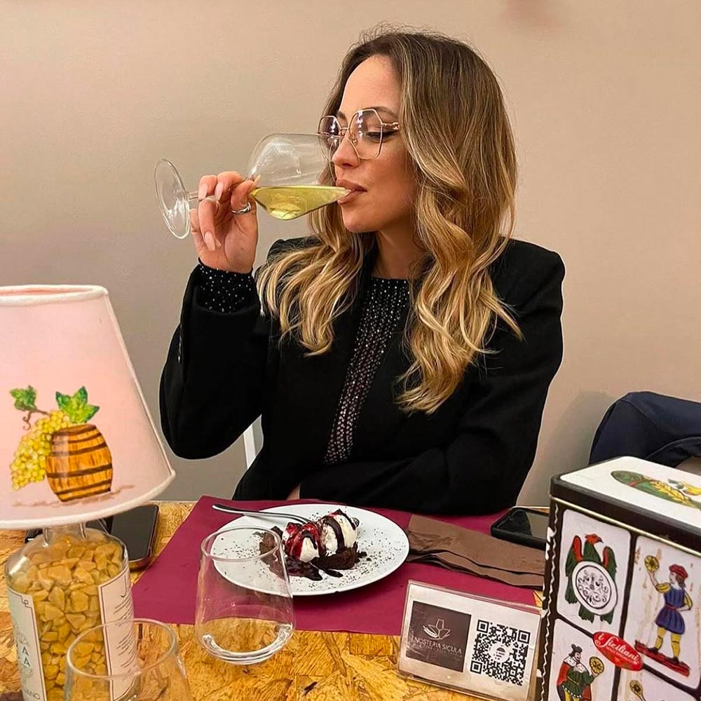 Ristorante_Palermo_Centro_Enosteria_Sicula-Sorrisi-Enosteria-Calice-Vino-Ragazza